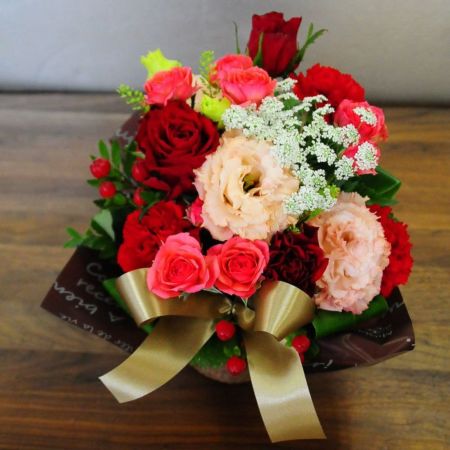 赤いバラ 赤いバラのアレンジメント ミラクルルージュと常陸野ネストビール 飲み