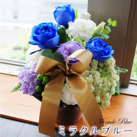 青いバラのアレンジメント・ミラクルブルーと常陸野ネストビール飲み