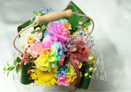 多様な色の花のアレンジメント 青オレンジの花・プレゼント】アレンジメント「フォーカス」上品