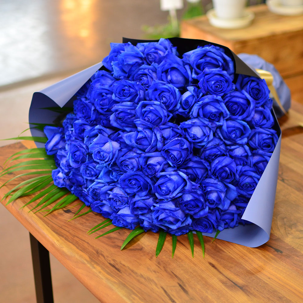 青いバラ ブルーローズ70本の花束 青い薔薇(バラ) ブルーローズの花束