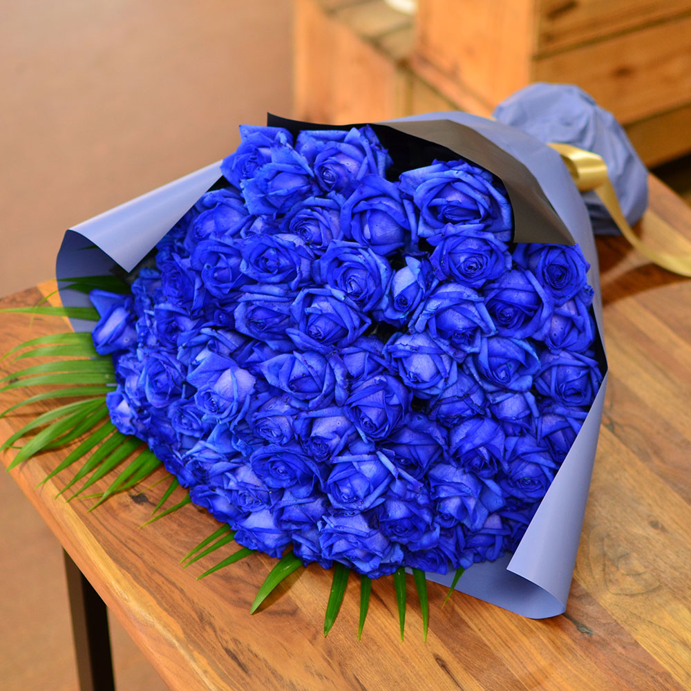 青いバラ ブルーローズ70本の花束 青い薔薇(バラ) ブルーローズの花束